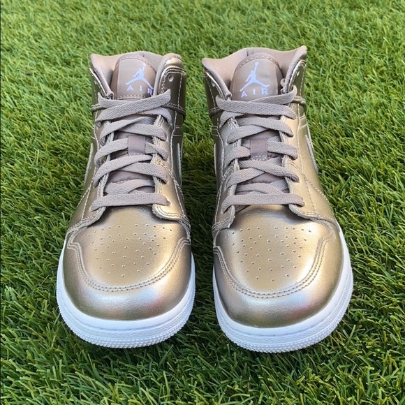 Air Jordan 1 Mid SE - Picture 2 of 5